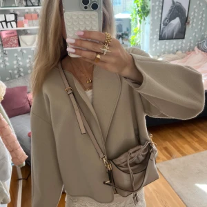 Beige omlott kappa från Gina Tricot - Stilren beige kappa från Gina Tricot med omlott-design och breda ärmar. Storlek s🫰🏻🫰🏻