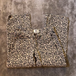 Leopardmönstrade jeans från BDG - Snygga jeans från BDG Urban Outfitters med leopardmönster. Vida jeans och i helt nytt skick endast använda en gång💞