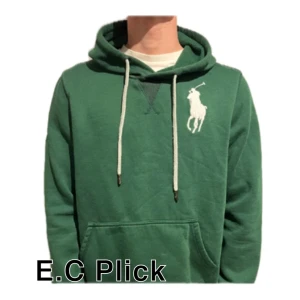 Ralph lauren hoodie  - En riktig snygg och trendig Ralph lauren hoodie i bra skick förutom att de är ett litet hål i fickan, inget som påverkar den utseende mesigt,  storlek L men sitter som M, vid frågor är de bara att skriva // Gramenti 