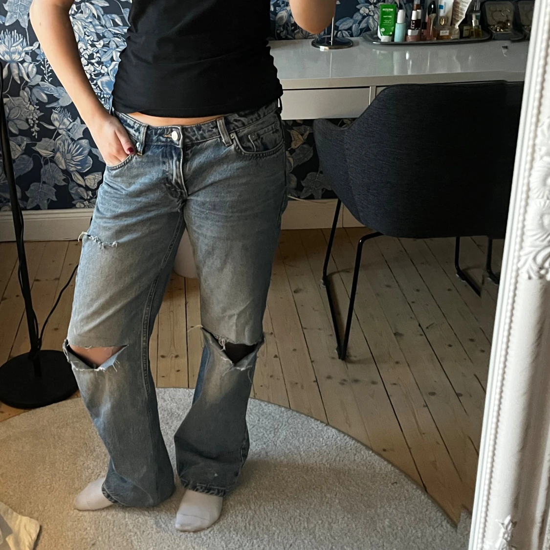 Weekday blå jeans med slitna knän