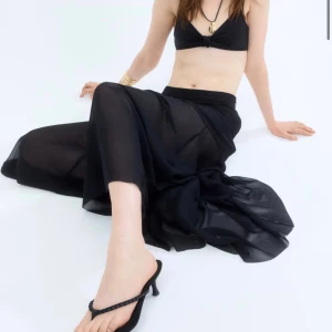 Svarta mocka klackar med flätad rem och klack - Äkta mocka, använda en gång