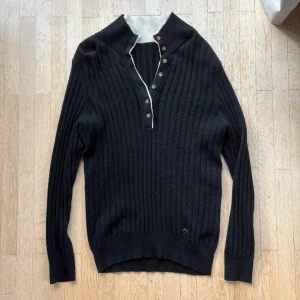 Stickad cashmere tröja  - As fet cashmere tröja, aldrig andvänd. Storlek L passar L/M. 9/10