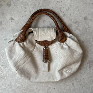 Snygg vintage läder väska - Fin väska! Har några små små fläckar, se sista bilden! Ej äkta, men är gjord av äkta läder☺️
