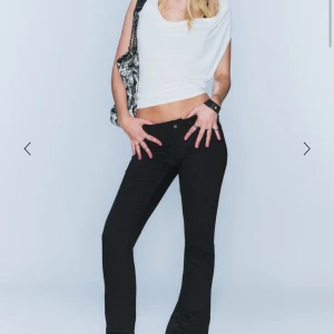 Svarta Cheap Monday jeans - Säljer ett par helt oanvända svarta jeans från Cheep Monday (Weekday) med prislapp kvar. Jeansen är helt slutsålda på hemsidan och är i storlek 27/32. 