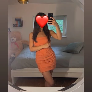 Bandeou klänning - Bandeou mini klänning, den är i stretch.