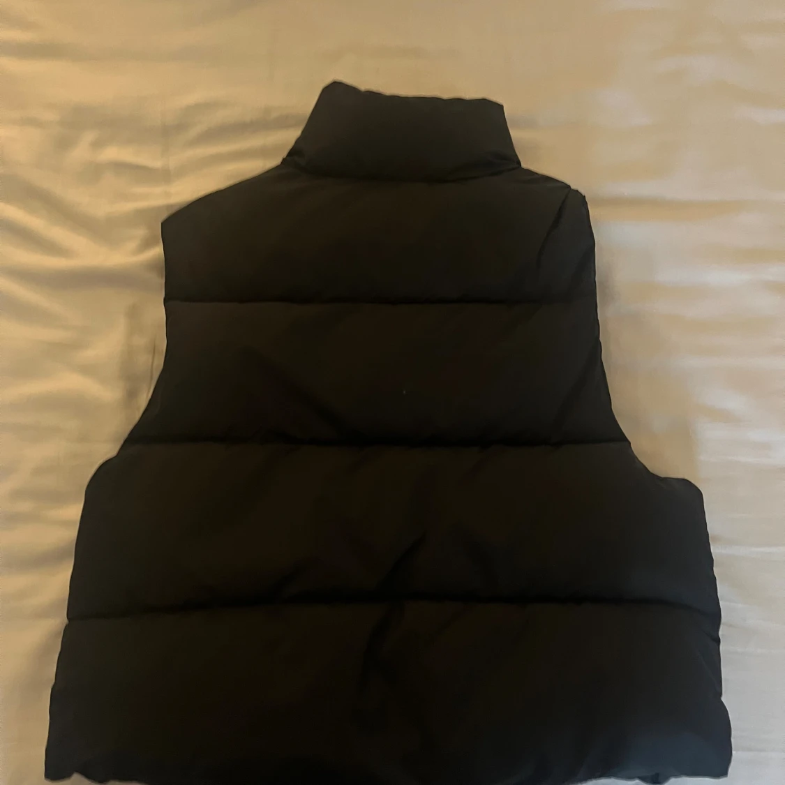 Svart dunväst med dragkedja - 1