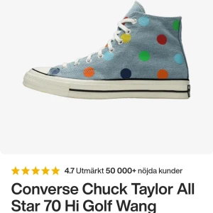 Converse Chuck Taylor Golf Wang Polka - Unika Converse Chuck Taylor All Star 70 Hi Golf Wang i denim med färgglada prickar. Skorna har klassisk hög modell, vit sula med svart rand och snörning. Perfekta för dig som vill sticka ut med en lekfull och kreativ stil. 