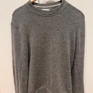 Grå stickad tröja från Dondup - Mysig grå stickad tröja från Dondup med rund halsringning och diskreta vita sömdetaljer. I perfekt skick! Nypris ligger strax över 3000 kr.
