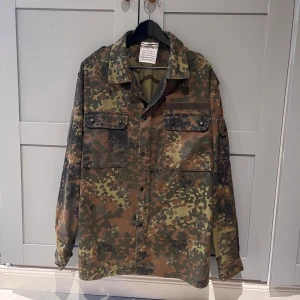 Militär/Camouflage Overshirt - En väldigt fet camouflage färgad Overshirt från ett tyskt märke. Den är i Size L. Mycket bra skick, inga hål, fläckar eller annat. Hör av dig vid frågor eller funderingar. ;)