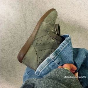 Isabel marant Bobby gröna!!💚 - Super fina Isabel marant skor i model Bobby och gröna! Perfekt till hösten🍁Knappt andvända💕skriv för mer bilder eller frågor🩷pris kan ändras vid snabba köp🥰orginalpris 5000