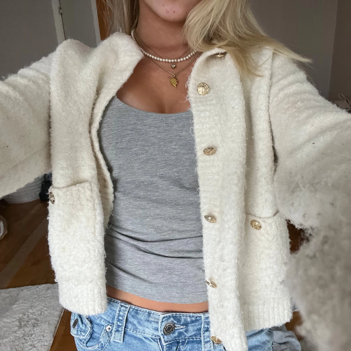 Vit fluffig kofta med guldknappar - 3