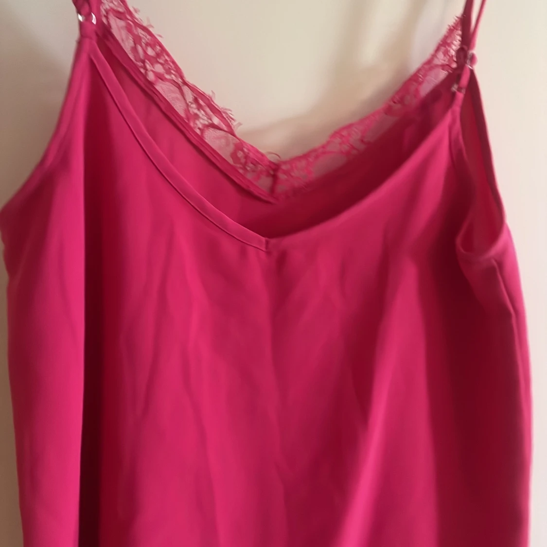 Rosa linnetopp med spetsdetalj - 2