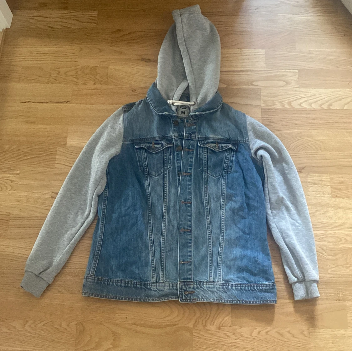 Jeansjacka med grå hoodieärmar, Crocker