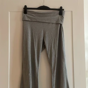 Grå bootcut youga pants  - Grå mjukisbyxor med bred, vikt midja och bootcut-ben. Byxorna är i mjukt och stretchigt material jättesköna!