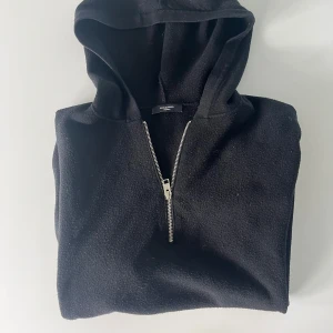 Svart zip hoodie  - Svart half zip hoodie från Jack and Jones. Sparsamt använd mycket fin och passar till allt 