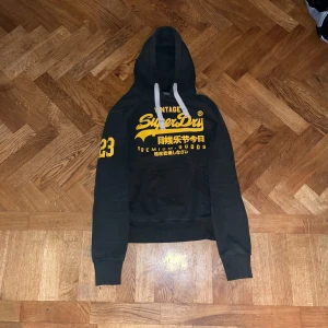 Superdry hoodie - Säljer nu min mörkgröna superdry i storlek S, vid någon fråga är det bara att skicka ett meddelande.