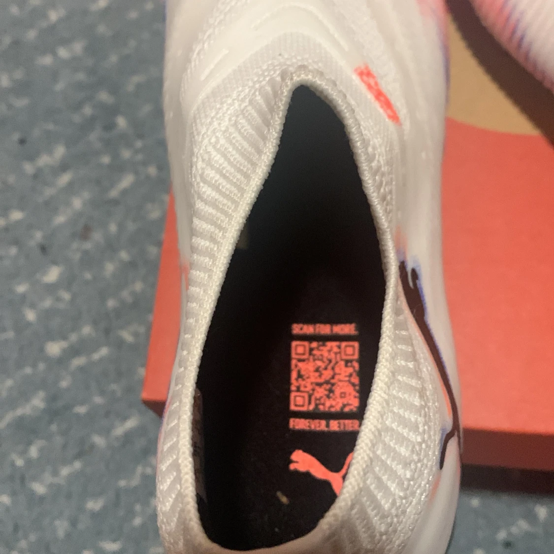 Vita fotbollsskor från Puma strl 41 - 2