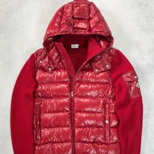 Moncler maglione tricot cardigan jacket - – Condition: 9/10, flawless  – Retail price: 10 000 + SEK  Please note that Moncler runs small, we recommend going up one size from your usual size.  The model is 185 cm tall