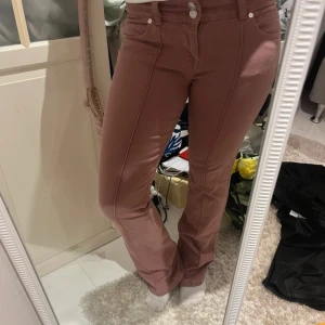 Rosa bootcut jeans  - Snygga rosa jeans från berskha. Säljer då det tyvärr inte kommer till användning och lite för långa för mig. Använda mycket fåtal gånger, en liten defekt på kanten längst ner (se bild 4) se även bild 5 för bättre bild av färgen på jeansen💓💓