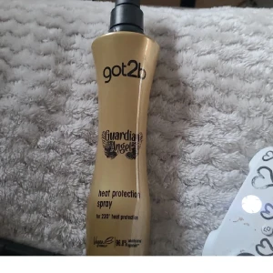 Got2b Guardian Angel värmeskydd - Snyggt guldig flaska med Got2b Guardian Angel heat protection spray. Skyddar håret upp till 230 grader och är vegansk. Perfekt för dig som ofta stylar håret med värmeverktyg.