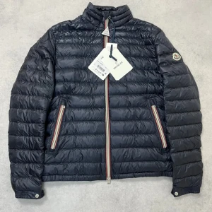 Moncler daniel down jacket - – Condition: 10/10 - brand new with tags  - Size: 3/L  – Retail price: 13 500 + SEK  Please note that Moncler runs small, we recommend going up one size from your usual size.  