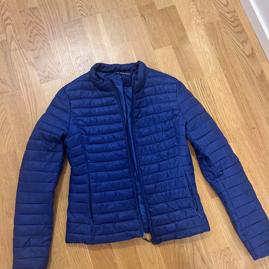 Blå pufferjacka från Blue Sand