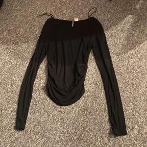 Svart långärmad topp med scrunch på sidorna - Säljer en svart långärmad topp med scrunch på sidorna. Använd enstaka gånger och är i storlek S