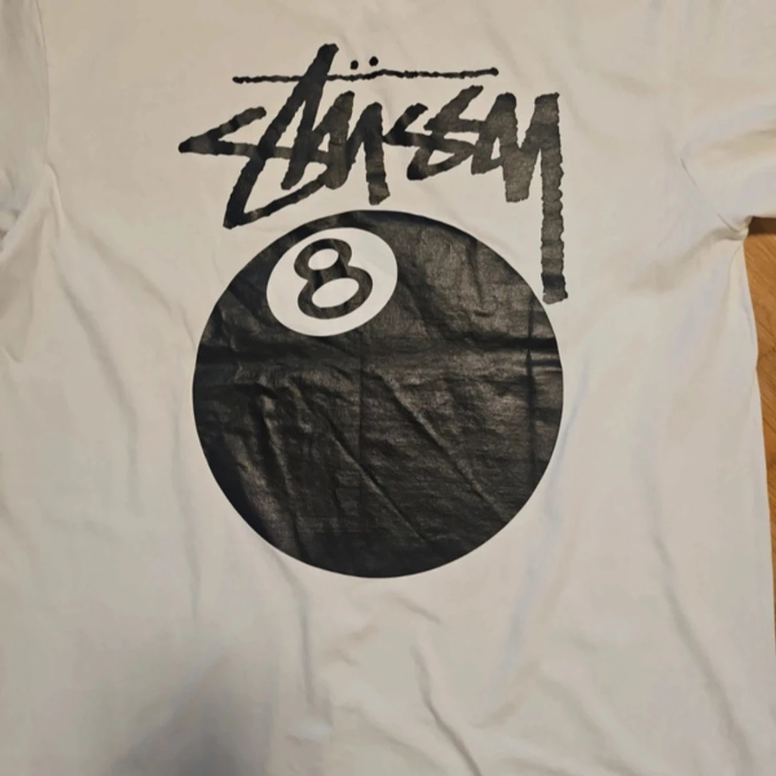 Vit Stüssy t-shirt med 8-ball print