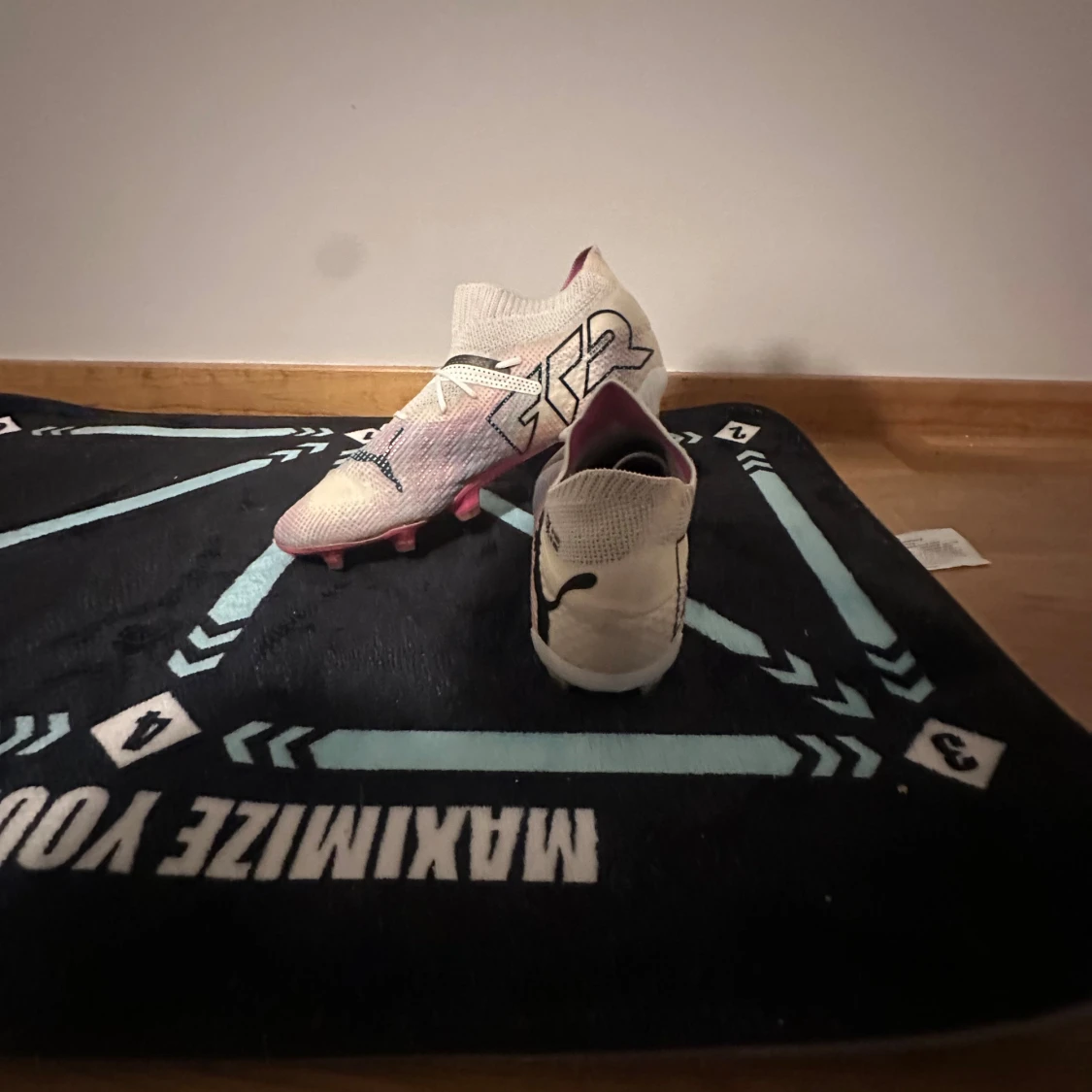 Puma vita fotbollsskor med rosa sula - 2