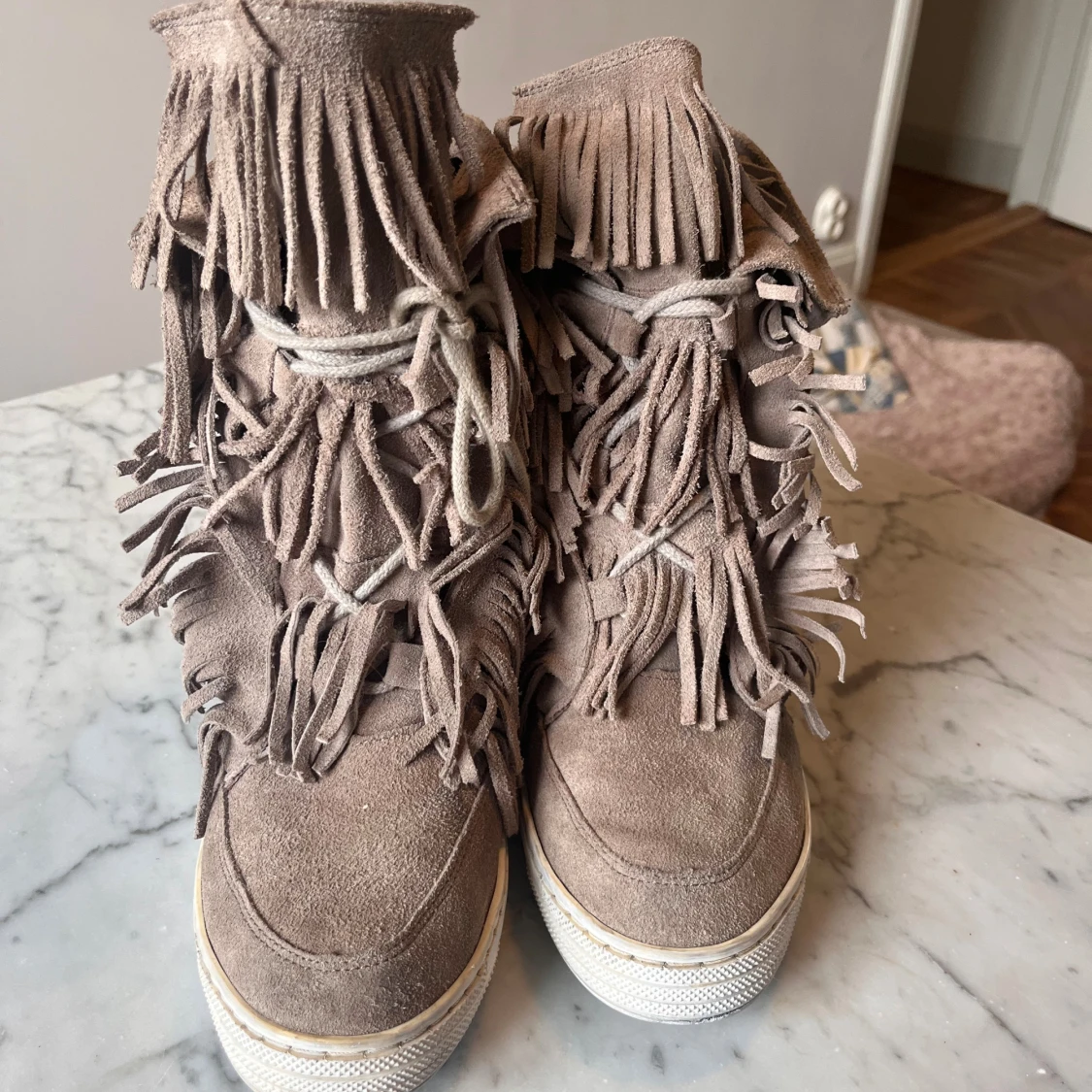 Beige sneakers med fransar och kilklack - 2