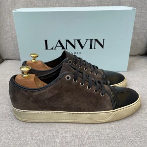 Lanvin skor  - Hej! Säljer nu dessa sjukt snygga lanvin skor. Skorna är i toppskick! Har begränsat antal boxar och dustbag. Hör av dig vid frågor. 