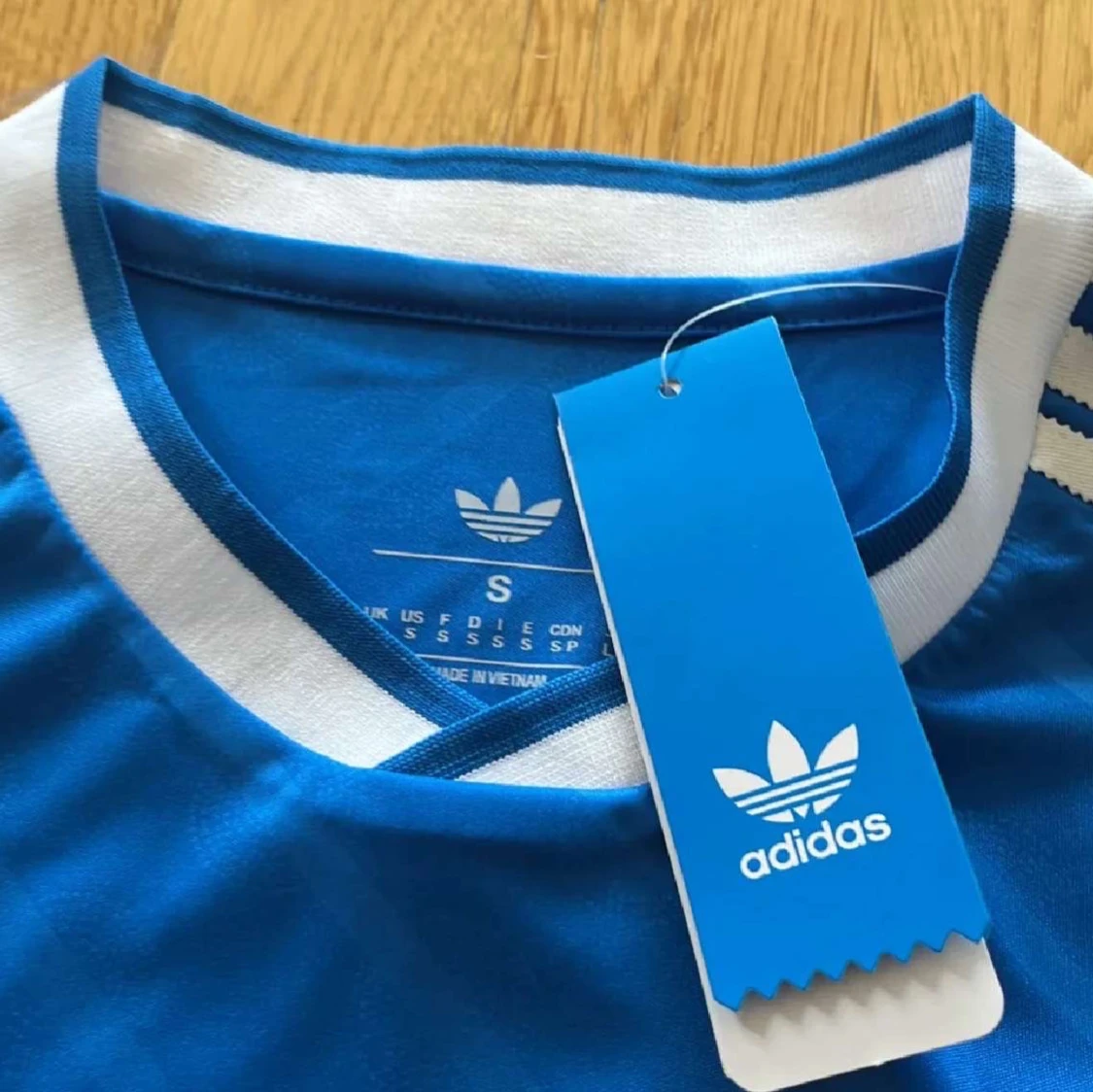 Blå Real Madrid Vini Jr. tröja Adidas S - 2