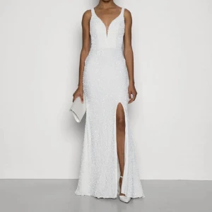 Balklänning  - Super fin vit balklänning, köpt på Zalando storlek 34🤍 Kan saknas lite paljetter nertill men inget som syns