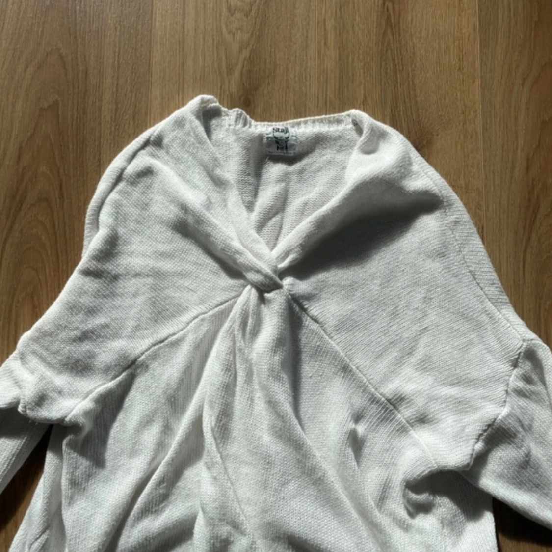 Vit stickad tröja med knut från Stajl - 1