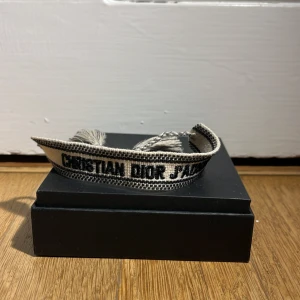 Christian Dior armband - Ett dior armband i tyg utan deffekter..