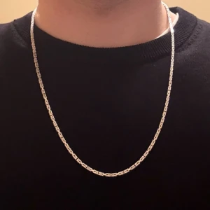 Kejsarlänk Kedja 3 mm 925 Silver - Säljer en fin kejsar kedja i 925 silver, den är 3 mm bred 60 cm lång.  Finns en 925 silver stämpel på den Kedjan är i fint skick men lite slitage där stämpeln är som ni ser på bilden men ingenting man märker av, resten av kedjan har inga tecken på användning. Nypris: 1800 kr  Köpt från Kejsar.se