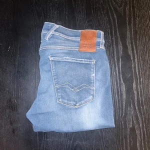 Replay Anbass Jeans - Fräscha Replay Anbass jeans. De har inga defekter och har en fin unik färg med slitningar. Ny pris: 2499 i butik. Mitt pris: 899kr Skriv för fler frågor och bilder😃
