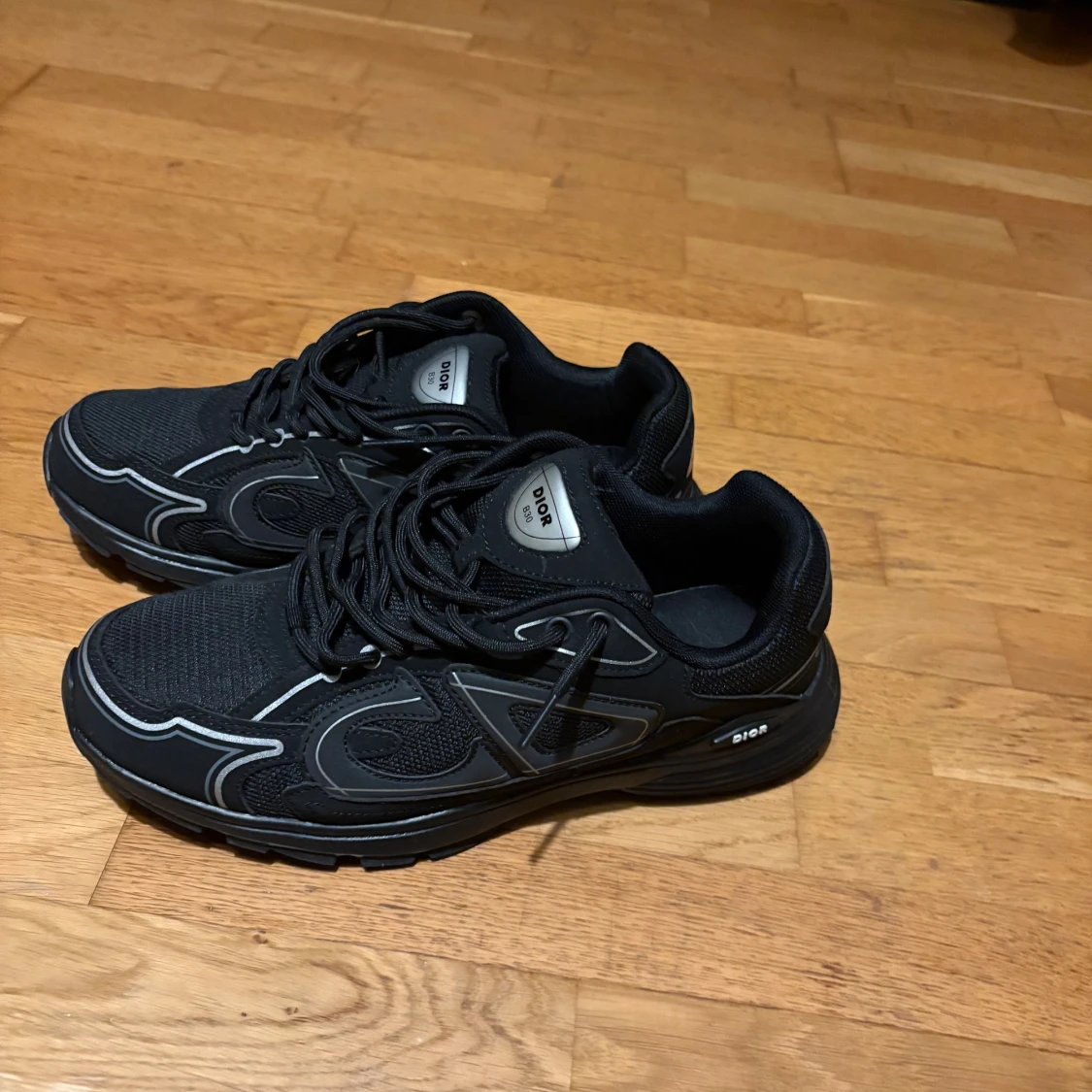 Svarta Dior sneakers med reflekterande detaljer