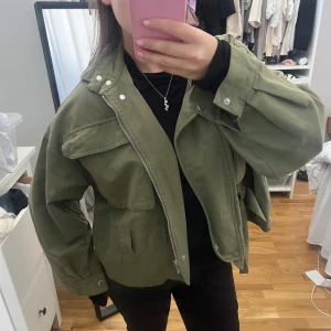 OVERSIZED JACKA - Assnygg olivgrön jacka använd några gånger men är fortfarande i nyskick. Den är så snygg och trendig, köp nu!🩷🩷🍁🍂🤎🐆💖🤎 passar XS-M beroende på hur man vill bära den