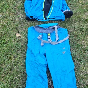 Blå vindjacka från Action Wear 134/140 - Blå vindjacka från Action Wear i storlek 134/140. Jackan har dragkedja med kontrastfärg och elastiska muddar. Materialet är tåligt och passar perfekt för blåsiga dagar. Snygg och sportig look med detaljer i neonfärg.