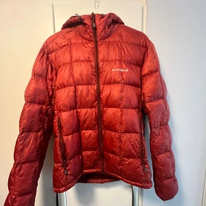 Montbell jacka - Säljer en röd dunjacka från Montbell med modellen superior Down parka. Perfekt nu till hösten och våren. Herr Size: M men sitter lite mindre. Inga tecken på slitage.
