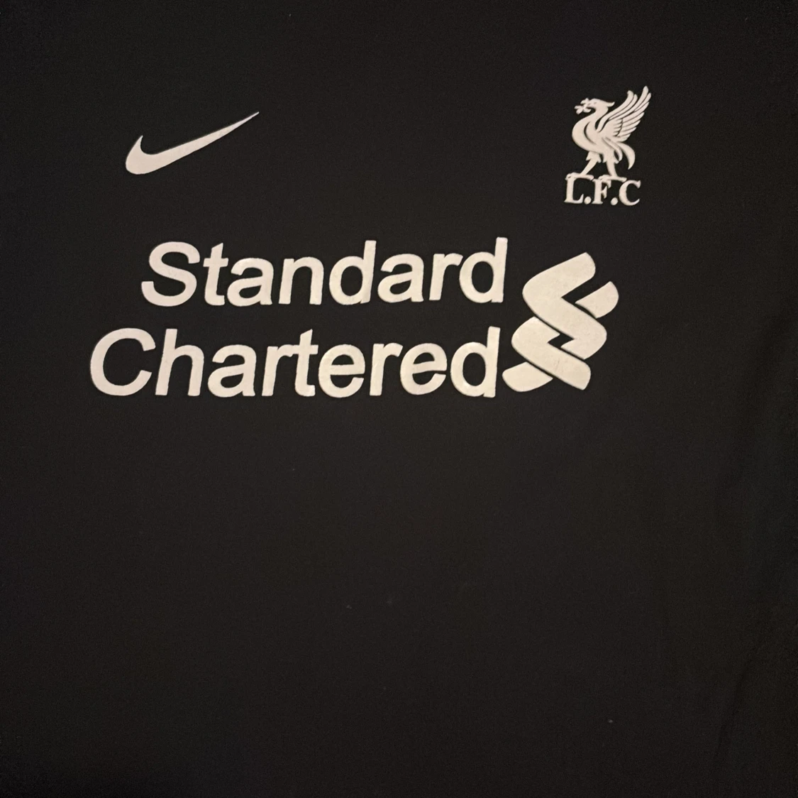 Säljer en svart liverpool tröja  - 1