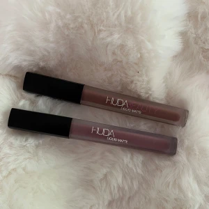 Huda Beauty Liquid läppstift  - Två flytande matta läppstift från Huda Beauty i snygga nude toner. Den ena är i färgen muse och den andra vet jag tyvärr inte 💖