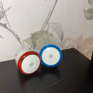 LED nattlampor - Två LED nattlampor för vägguttag. En med röd ram och en med blå ram. Passar EU-kontakter. Lamporna är i mycket gott skick utan synligt slitage, perfekta för hall, sovrum eller barnrum.