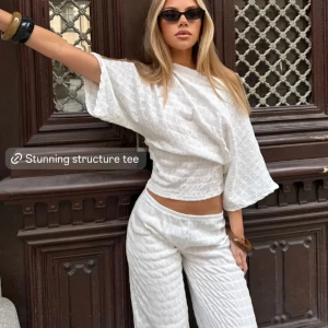 Vit sett. Stunning low waist structure pants och stunning structure tee. - Säljer Stunning low waist structure pants i storlek X-small och stunning structure tee i storlek Small. Ordinarie pris för båda 648. Varan är slutsåld i online och i butik. 600 för hela settet. Pris kan diskuteras!