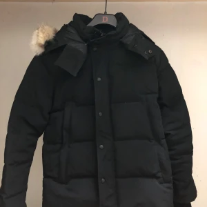 Canada Goose - Säljer en svart dunjacka från Canada Goose. Perfekt för kalla vinterdagar och riktigt snygg streetstil.