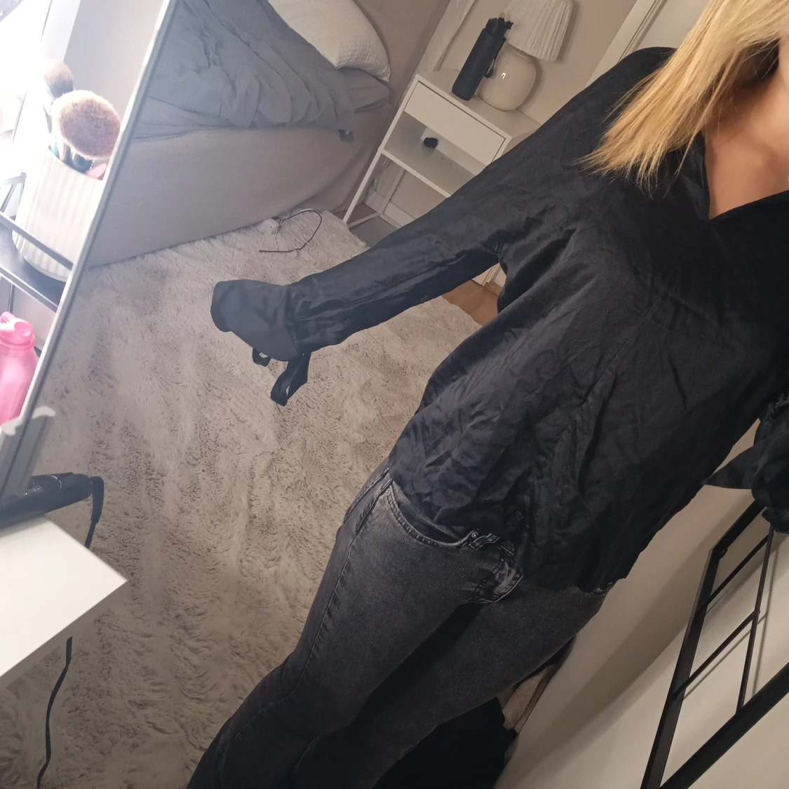 Svart blus med knytärmar