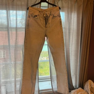 Ljusblå raka jeans från g perfect jeans - Ljusblå jeans med klassisk femficksdesign och raka ben från g perfect jeans. Hög midja och snyggt tvättad denim ger en clean och tidlös look. Perfekta till sneakers eller boots för en chill vibe.