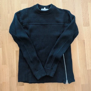 Svart ribbstickad tröja från Alexander McQueen  - Svart ribbstickad tröja från MCQ med rund hals och lång ärm. Hör gärna av dig vid frågor! 