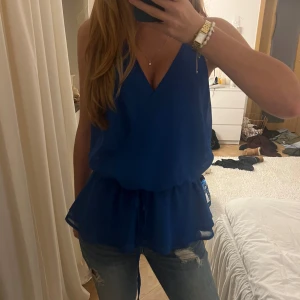 blus med knytband  - Skit snygg blå omlott blus med knytbnad och öppen rygg, skulle va snyggt med en kjol💗